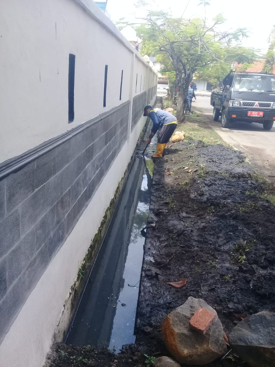 PEMBERSIHAN SALURAN PEMATUS JALAN PEMBANGUNAN