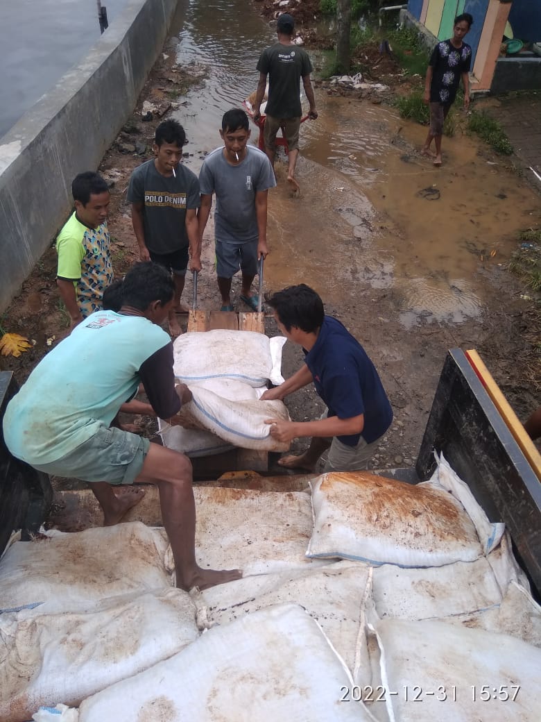 DROPPIGN SANDBAG DI TANGGUL SUNGAI BREMI