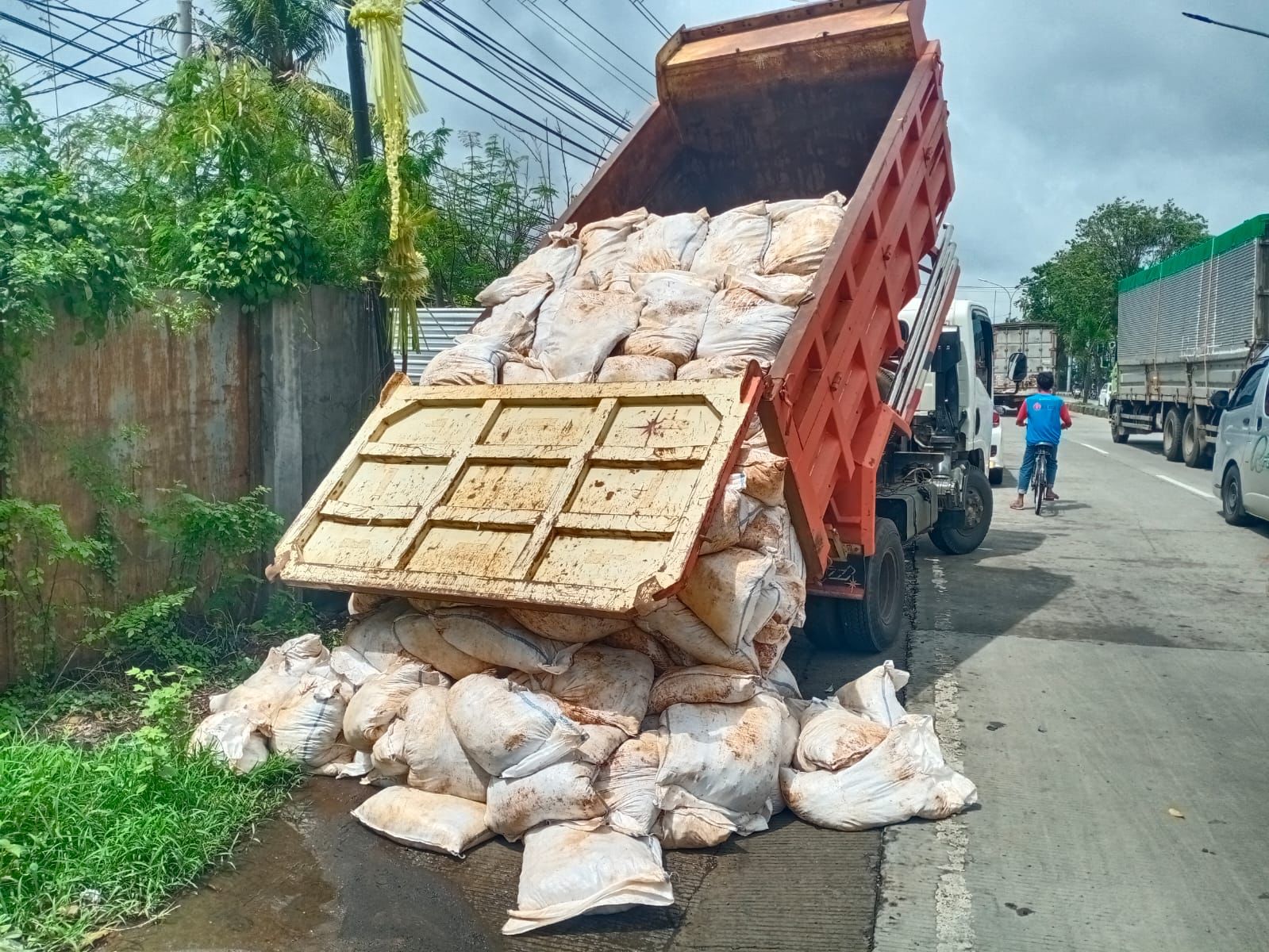DROPPING SANDBAG UNTUK PERKUATAN TANGGUL TIRTO GG 1
