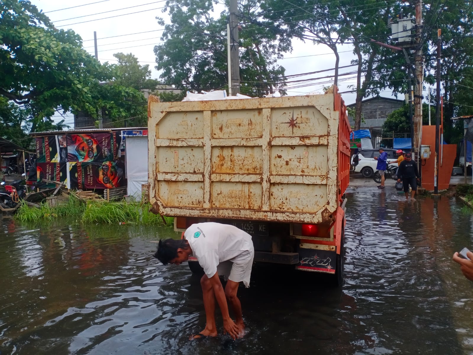 DROPPING SANDBAG UNTUK TANGGUL JEBOL DI RT 05 RW 03 TIRTO