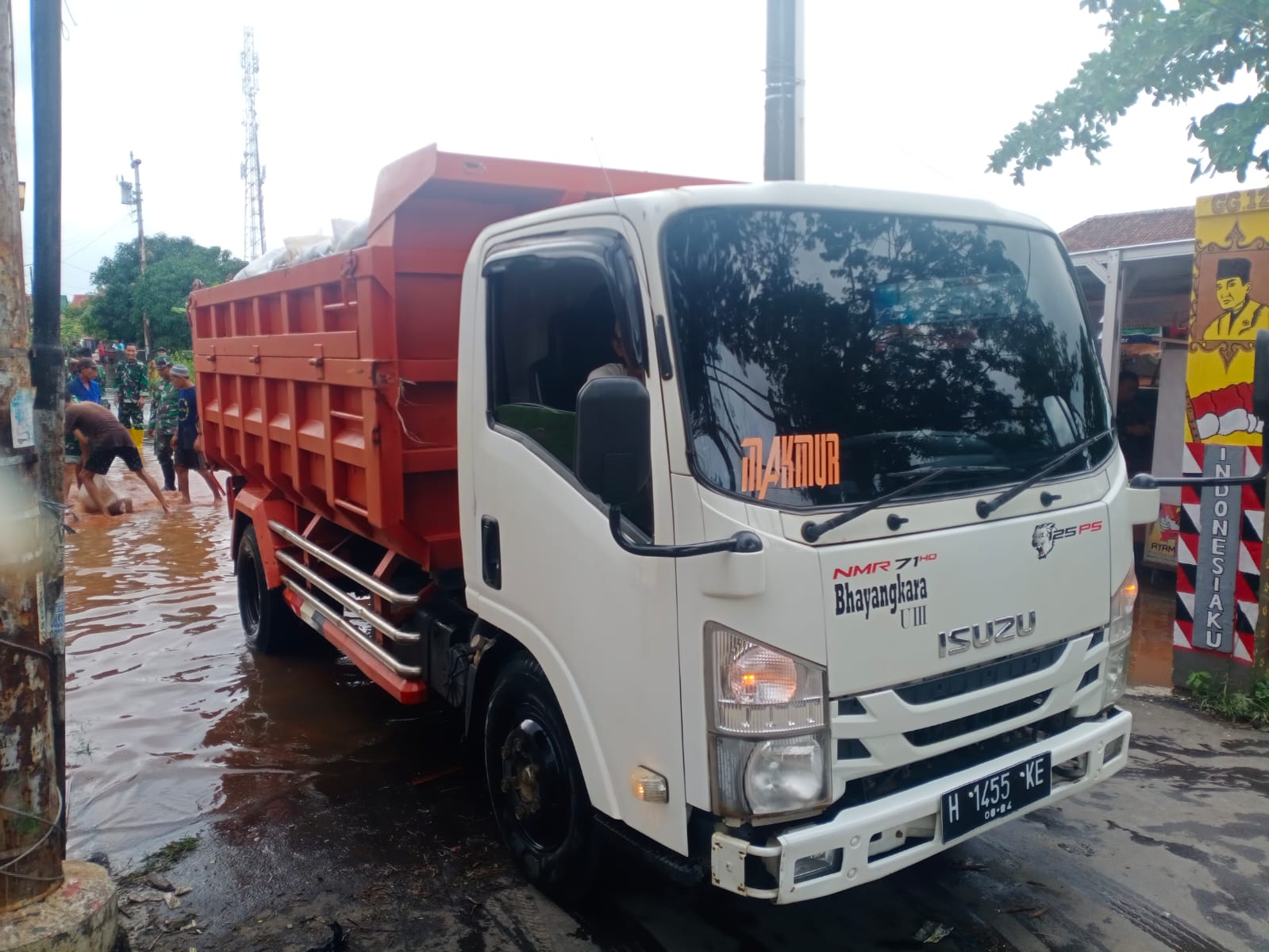 DROPPING SANDBAG TAHAP 2 UNTUK TANGGUL JEBOL DI RT 05 RW 03 KEL. TIRTO