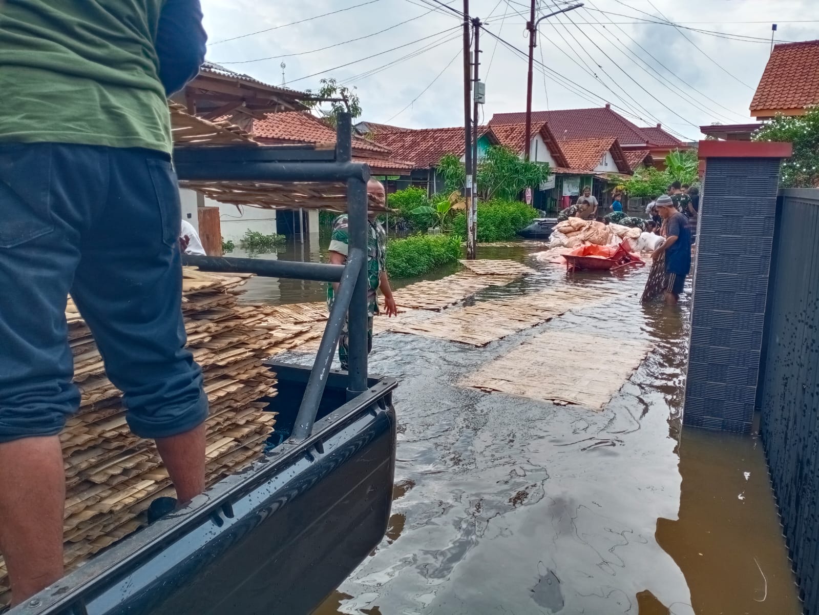DROPPING SESEK DAN TERPAL UNTUK PERKUATAN SANDBAG RT. 05 RW 03 TIRTO
