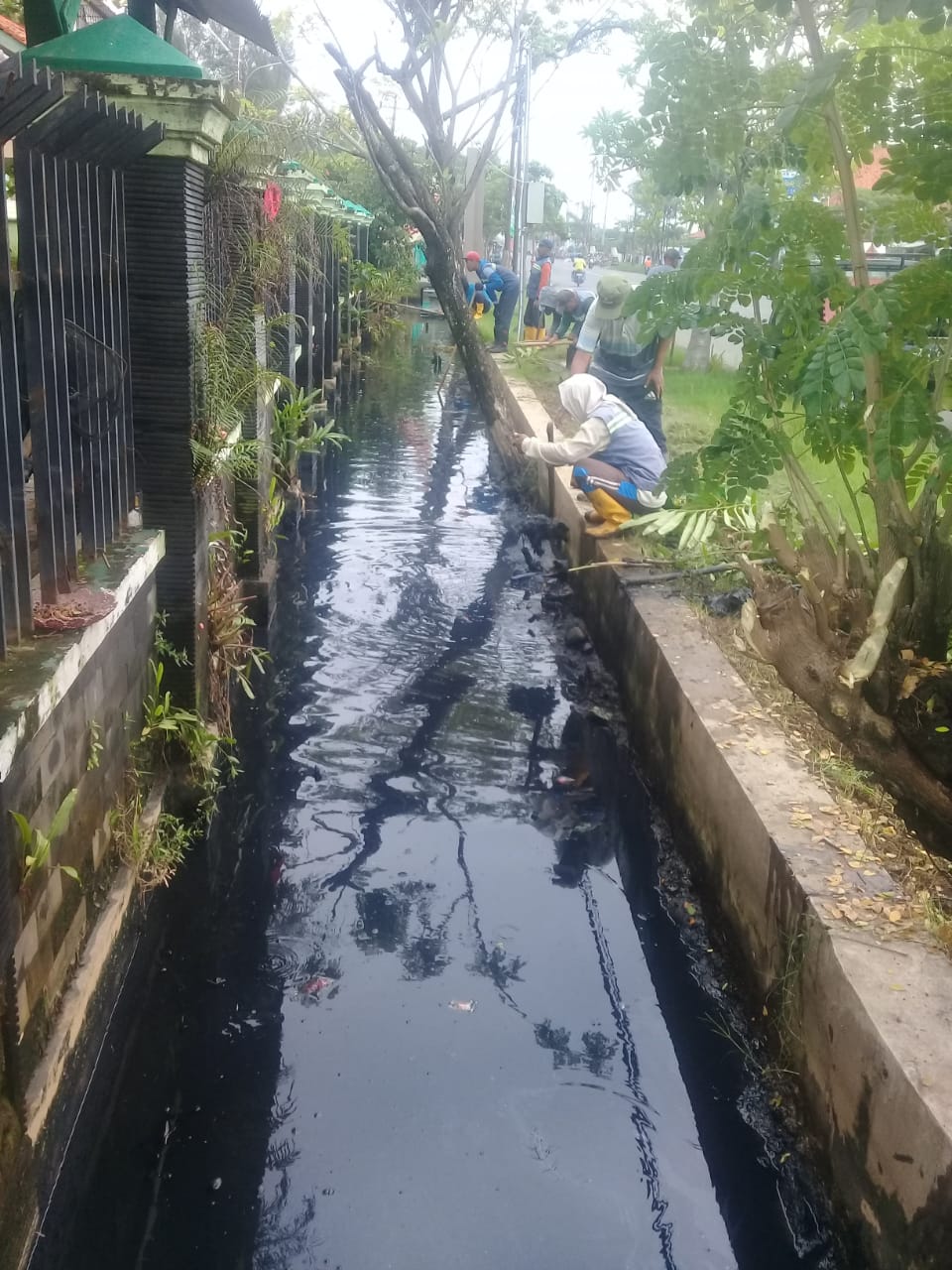 PEMBERSIHAN SALURAN PEMATUS JALAN KUSUMA BANGSA