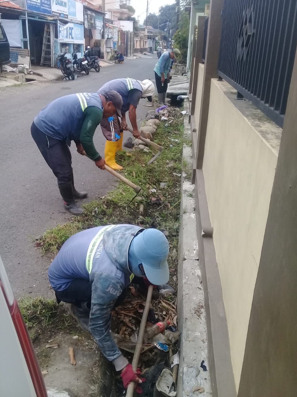 PEMBERSIHAN SALURAN PEMATUS JALAN KALIMANTAN