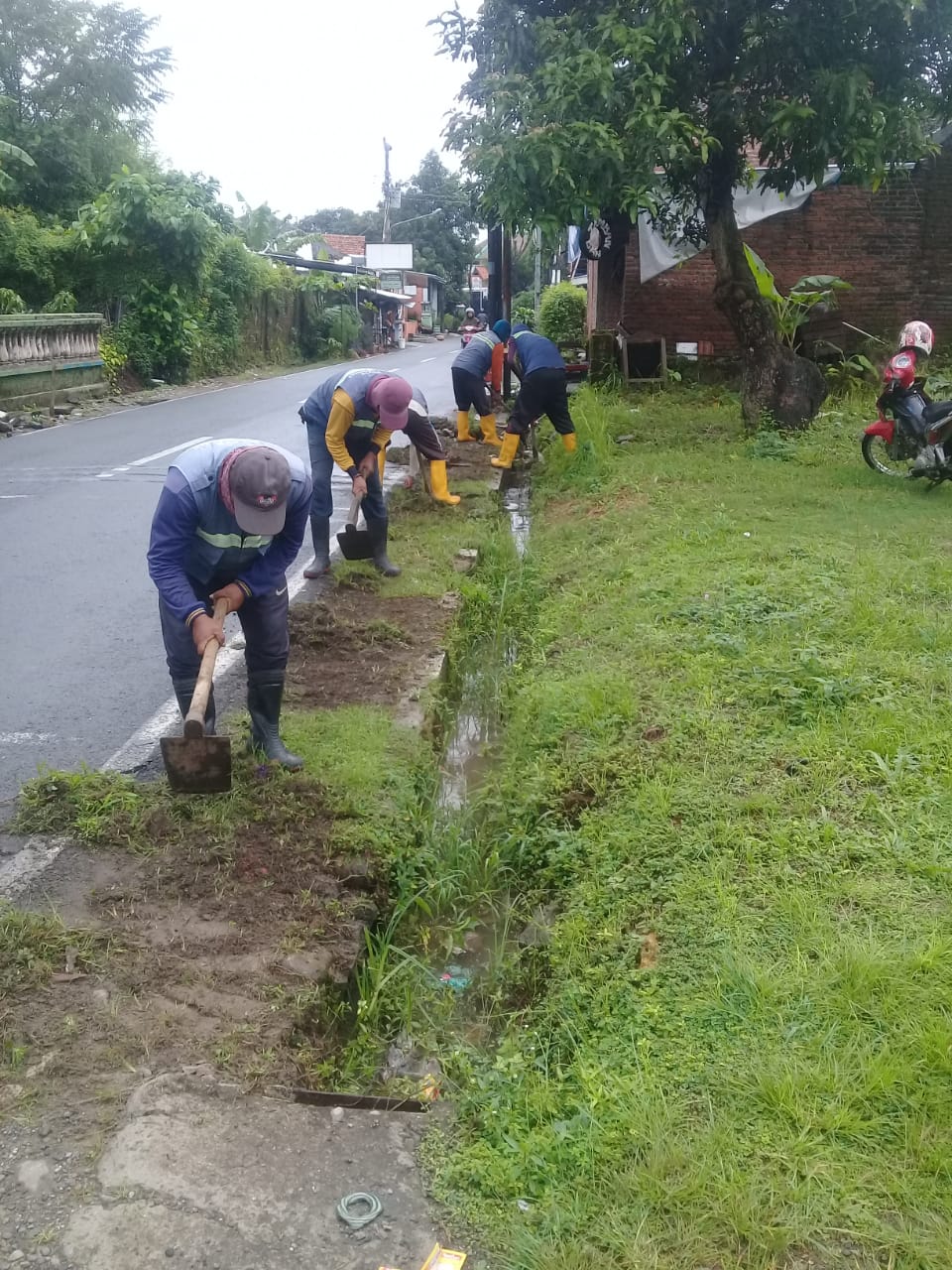 PEMBERSIHAN SALURAN PEMATUS JALAN DI JALAN JAWA DAN IRIAN