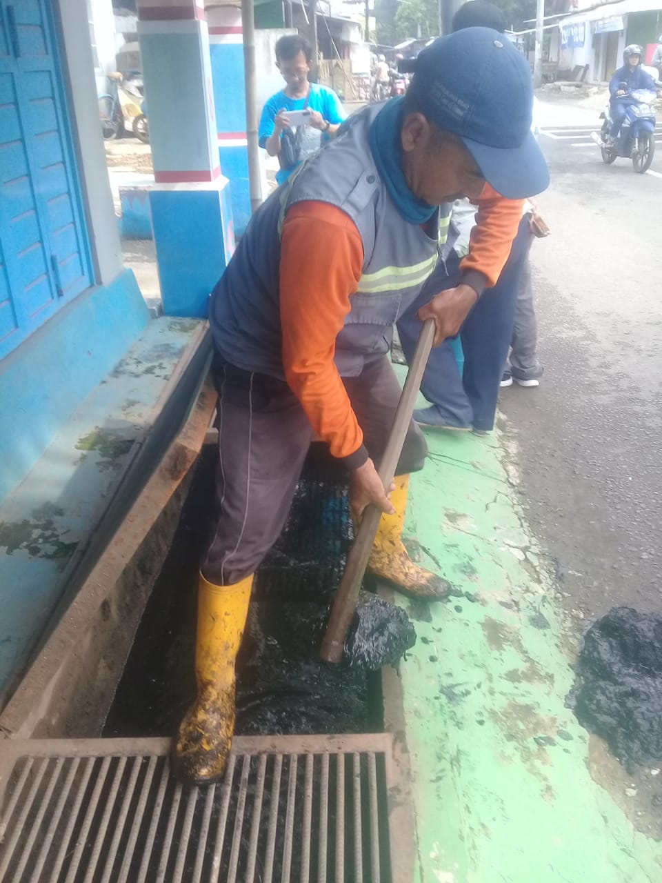 PEMBERSIHAN SALURAN PEMATUS JALAN DI JALAN IRIAN