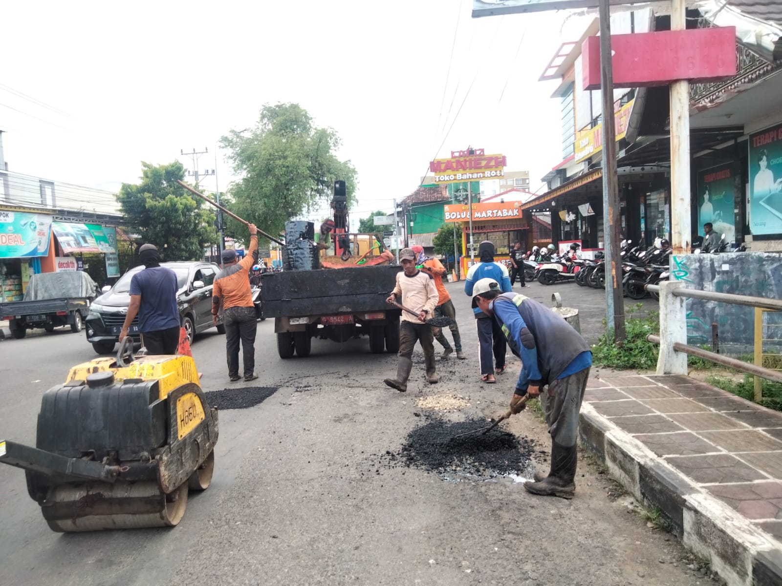PERBAIKAN JALAN DI JALAN DIPONEGORO DAN URIP SUMOHARJO