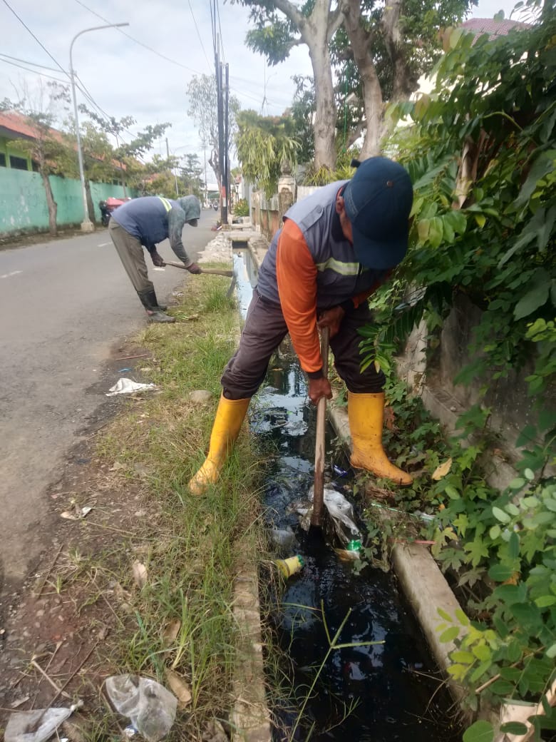 PEMBERSIHAN SALURAN PEMATUS JALAN DI JALAN MANUNGGAL
