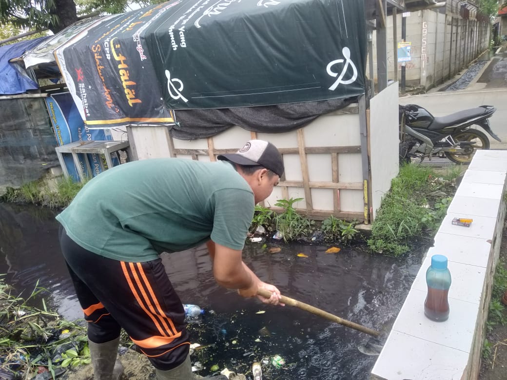  PEMBERSIHAN SALURAN DI 7 TITIK KOTA PEKALONGAN 