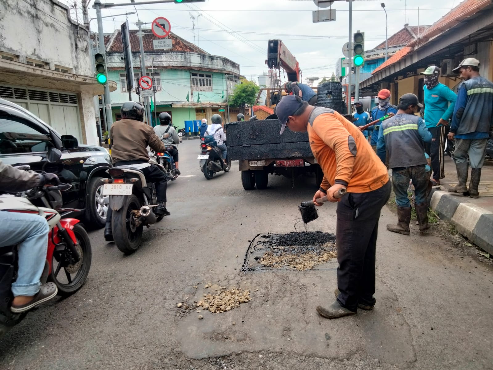 PERBAIKAN JALAN BANDUNG