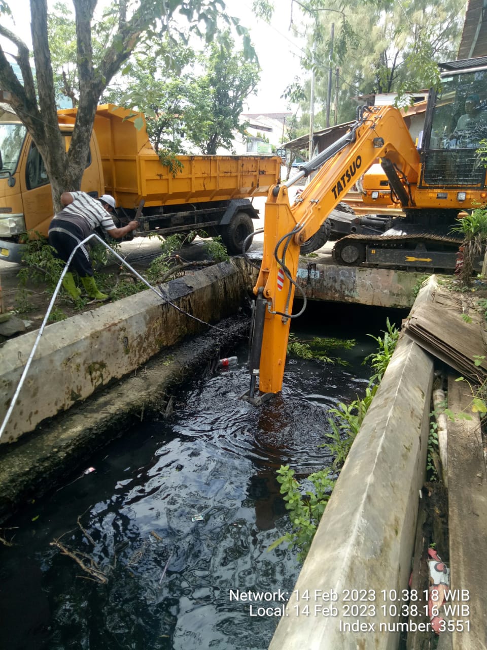 PEMBERSIHAN SALURAN DRAINASE JL WR. SUPRATMAN