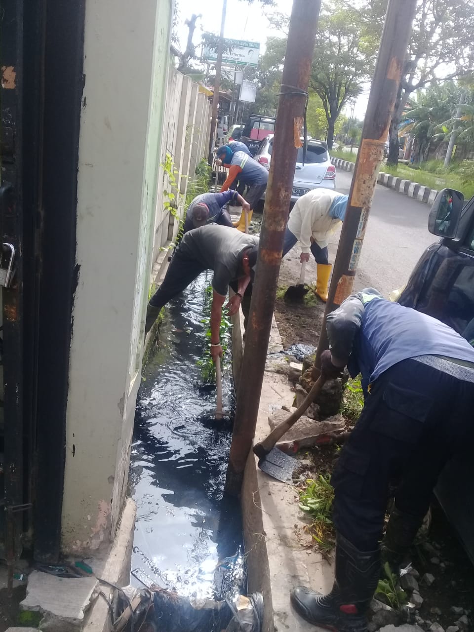 PEMBERSIHAN SALURAN PEMATUS JALAN BINAGRIYA RAYA
