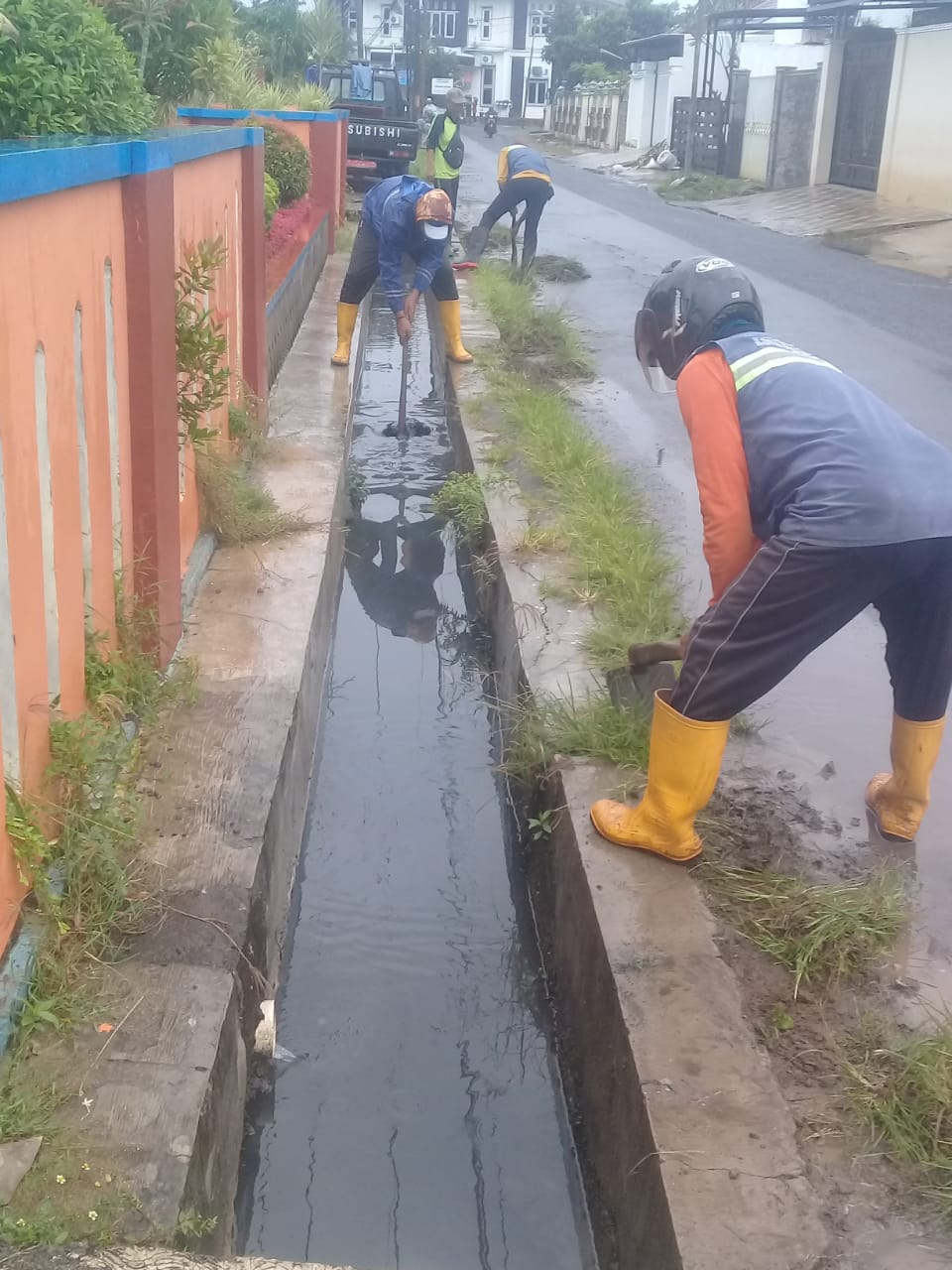 PEMBERSIHAN SALURAN PEMATUS JALAN SETIA BAKTI