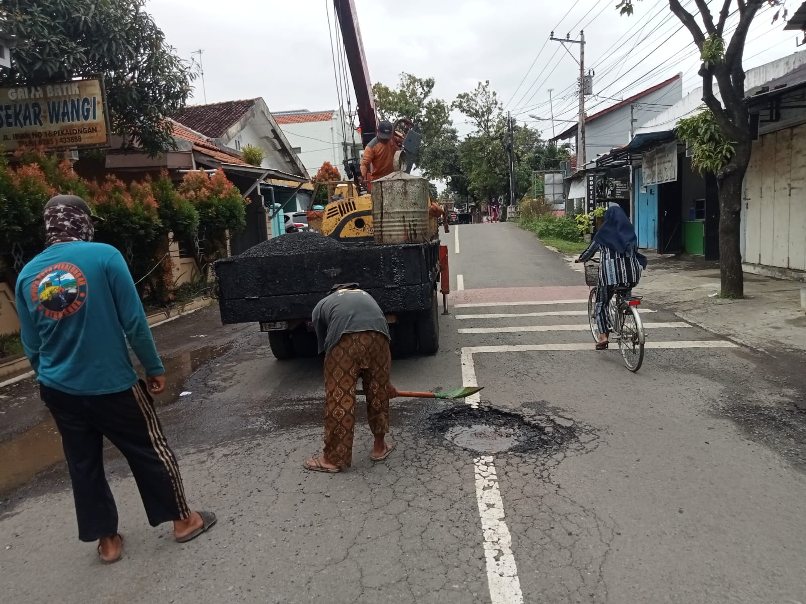 PERBAIKAN JALAN MADURA DAN IRIAN