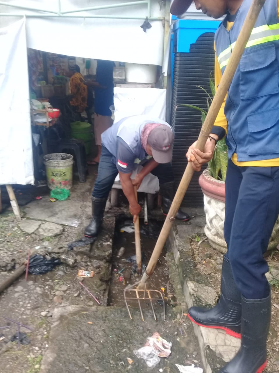 PEMBERSIHAN SALURAN PEMATUS JALAN VETERAN