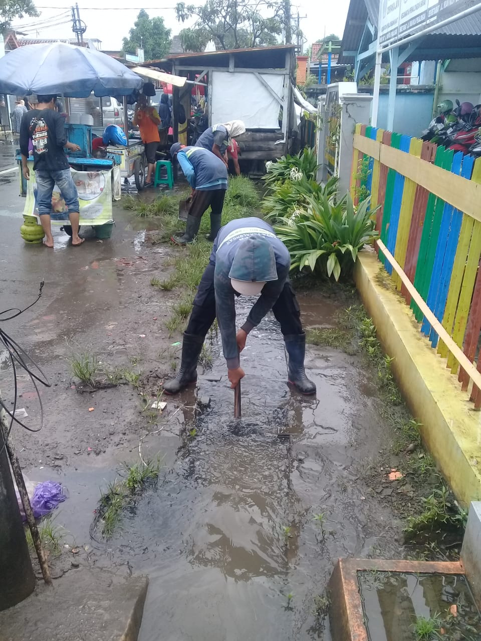PEMBERSIHAN SALURAN PEMATUS JALAN IRIAN