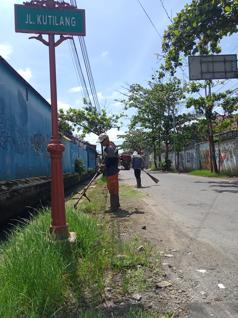 BABAT RUMPUT DI JALAN M. CHAERON DAN KUTILANG