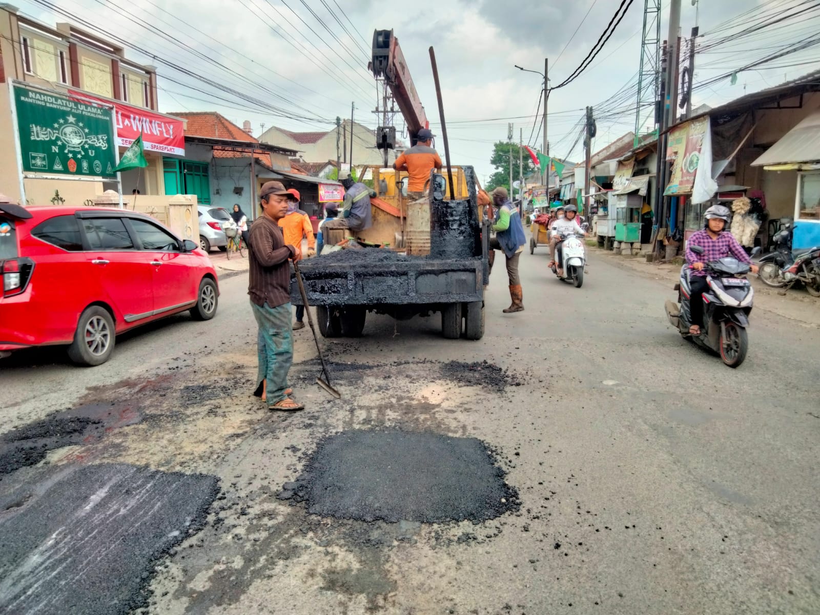 PERBAIKAN JALAN HAYAM WURUK DAN GATOT SUBROTO