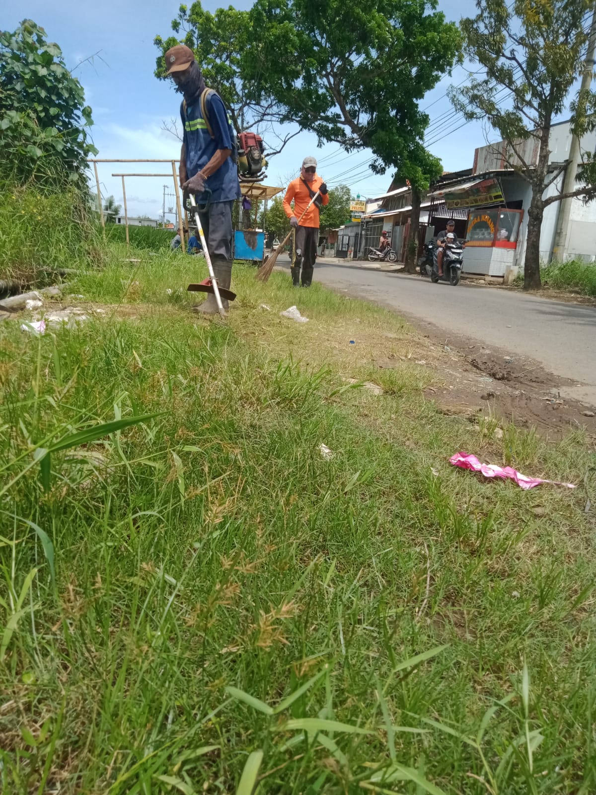 PEMBERSIHAN SALURAN PEMATUS JALAN KH. MANSHUR 