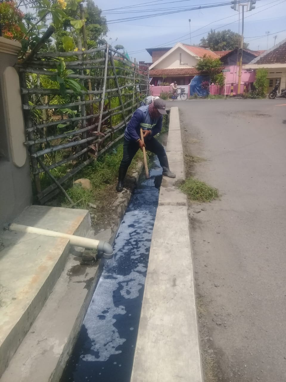 PEMBERSIHAN SALURAN PEMATUS JALAN SUPRIYADI