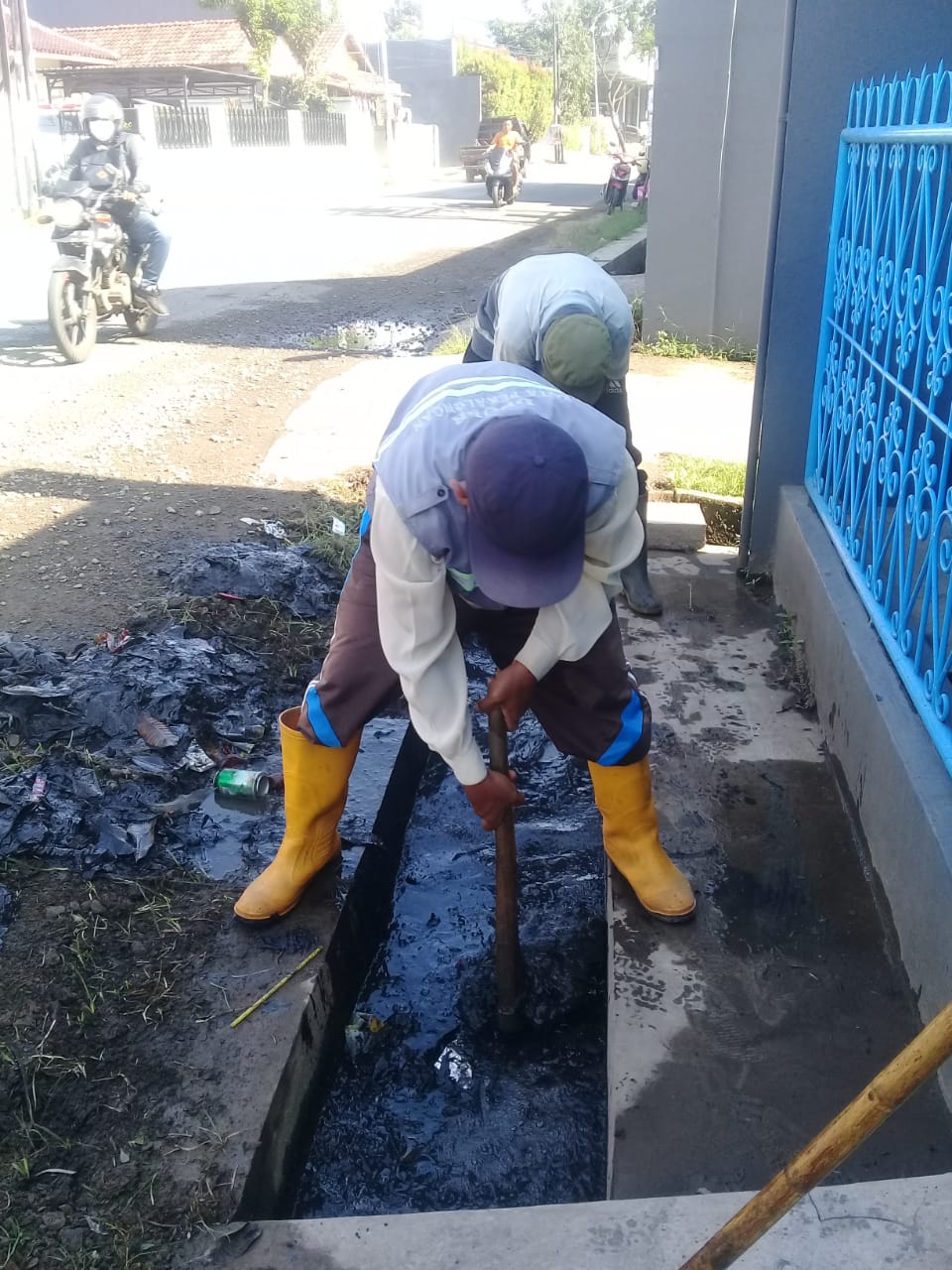 PEMBERSIHAN SALURAN PEMATUS JALAN A. YANI