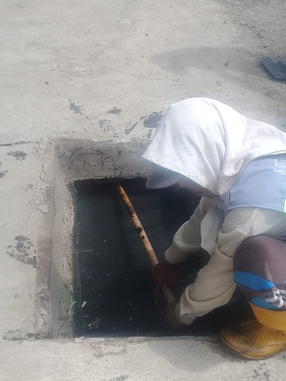 PEMBERSIHAN SALURAN PEMATUS JALAN A. YANI 