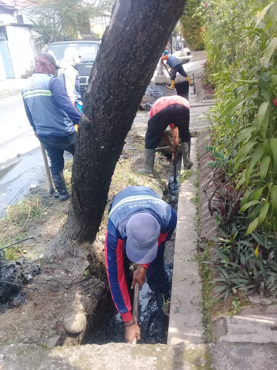 PEMBERSIHAN SALURAN PEMATUS JALAN A. YANI