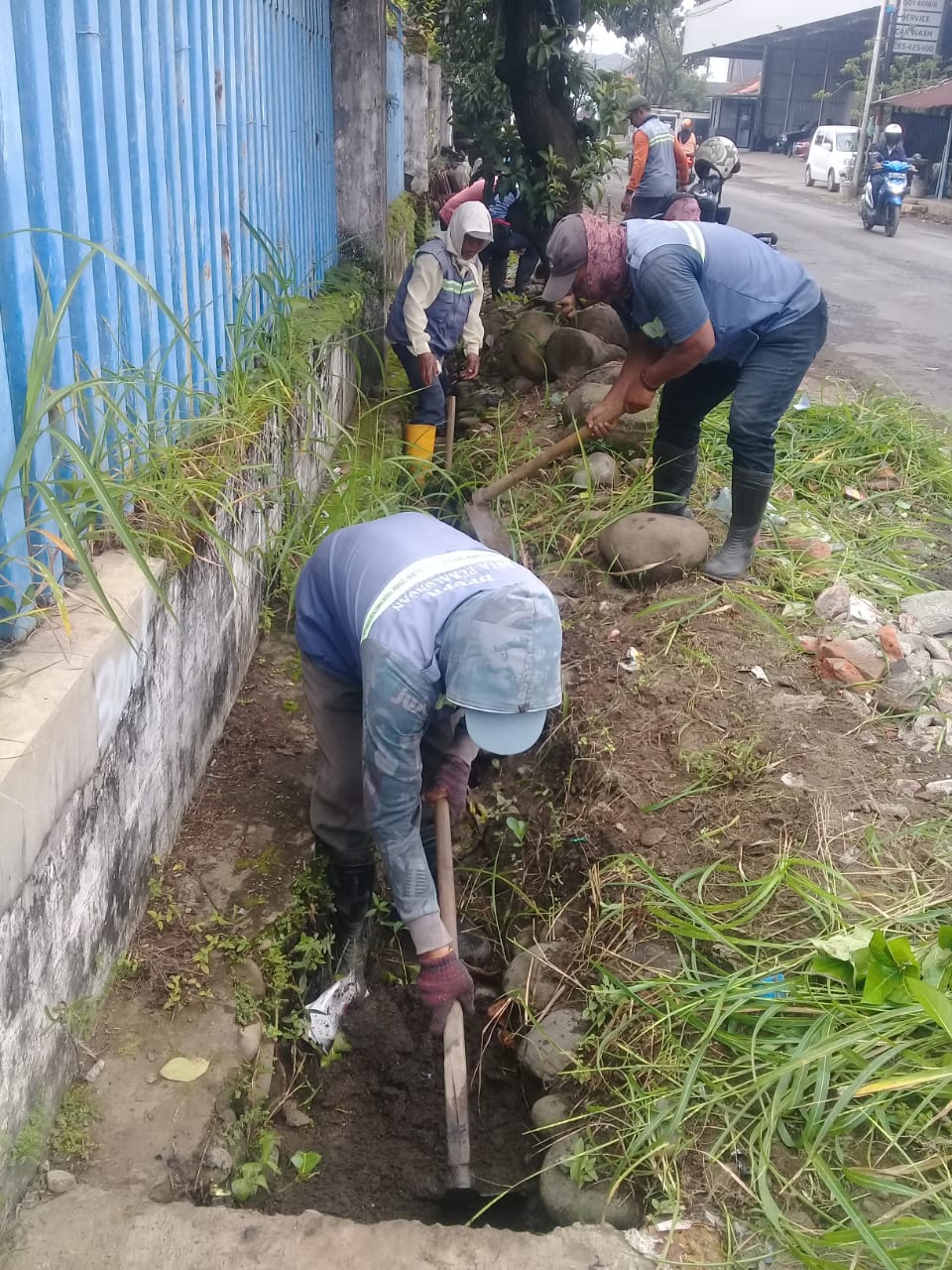 PEMBERSIHAN SALURAN PEMATUS JALAN A. YANI