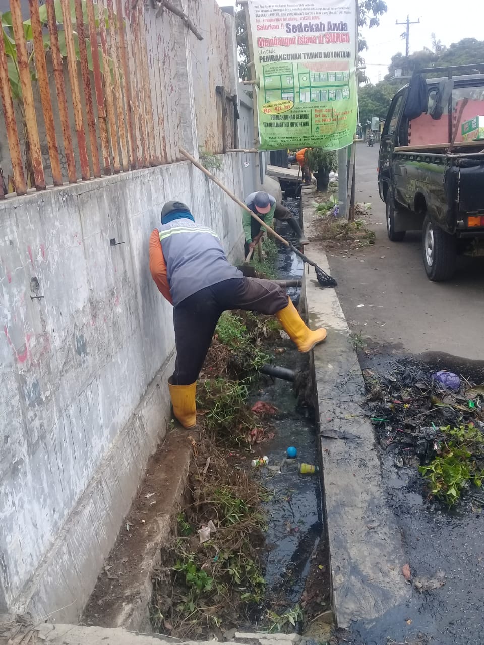 PEMBERSIHAN SALURAN PEMATUS JALAN A. YANI