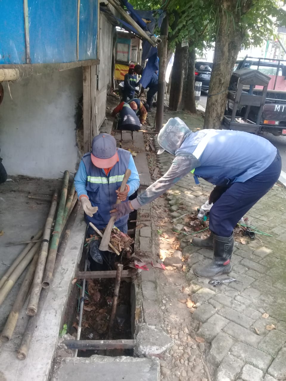 PEMBERSIHAN SALURAN PEMATUS JALAN DI JALAN PROGO