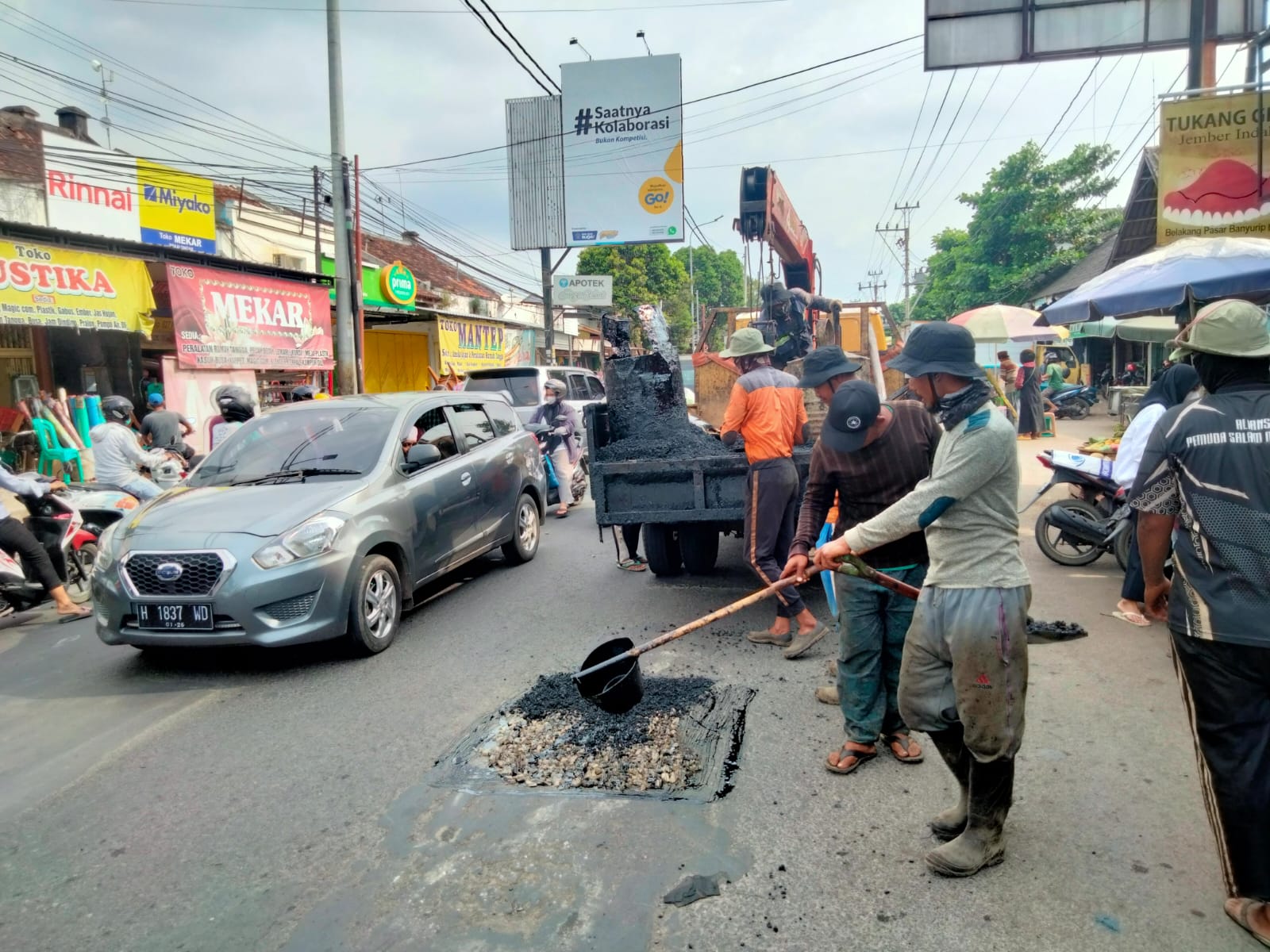 PERBAIKAN JALAN DI JALAN URIP SUMOHARJO DAN GATOT SUBROTO