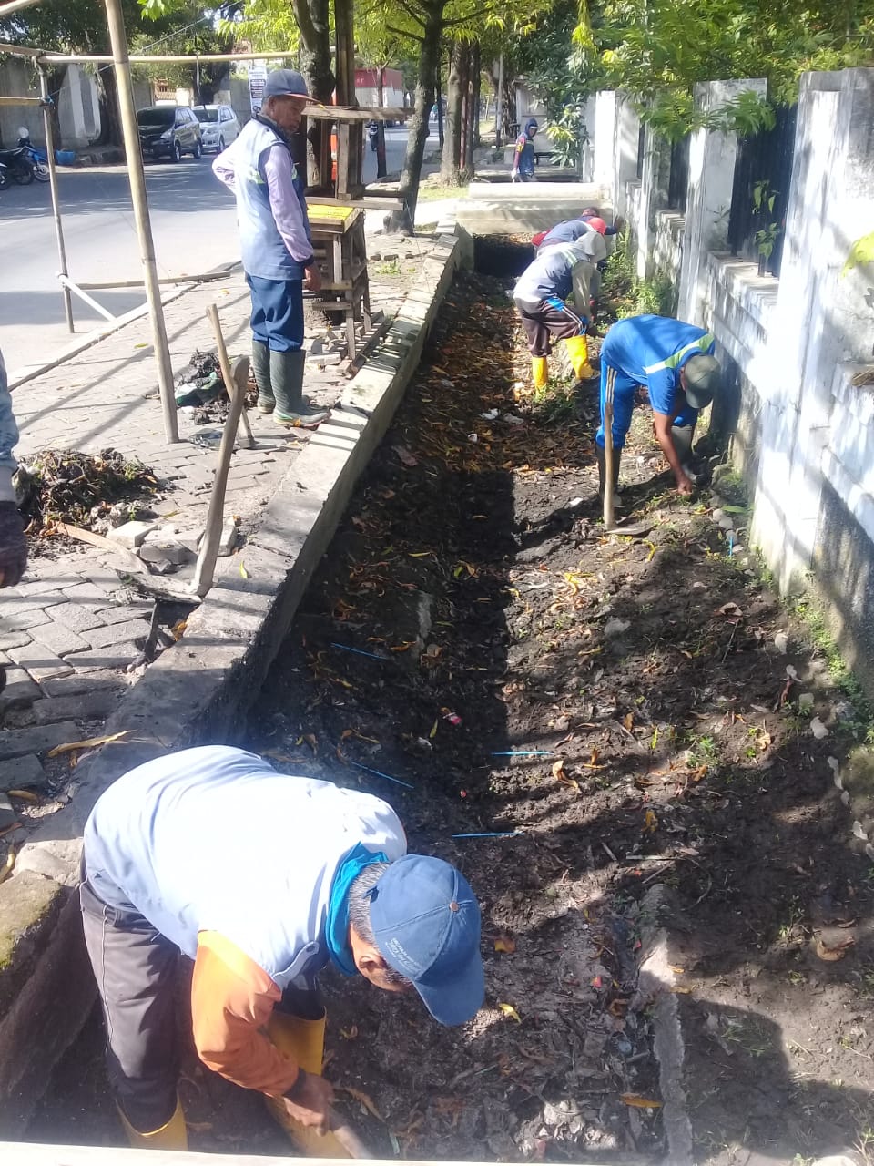 PEMBERSIHAN SALURUAN PEMATUS JALAN PROGO