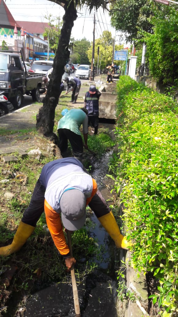 PEMBERSIHAN SALURAN PEMATUS JALAN PROGO