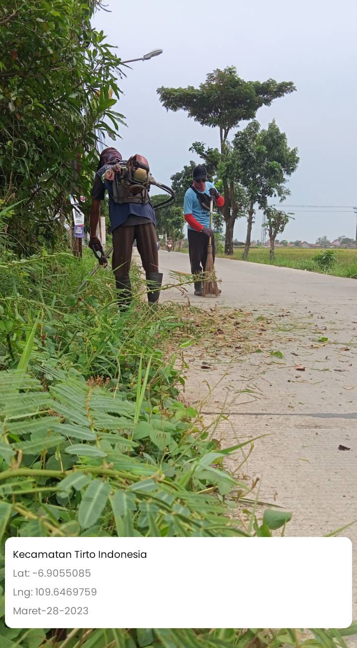 BABAT RUMPUT DI JALAN KH. AHMAD DAHLAN