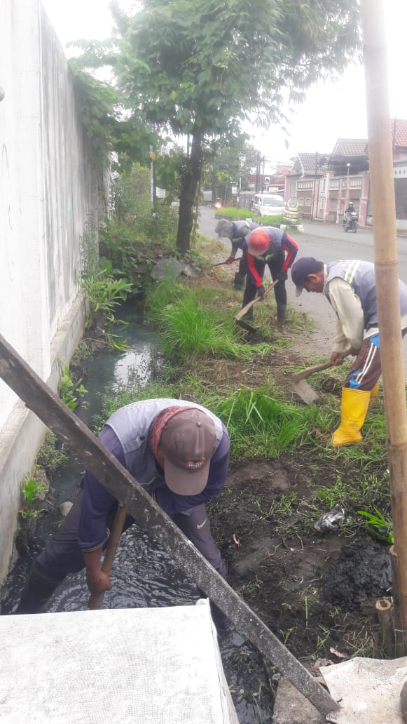 PEMBERSIHAN SALURAN PEMATUS JALAN DI JALAN BINAGRIYA RAYA