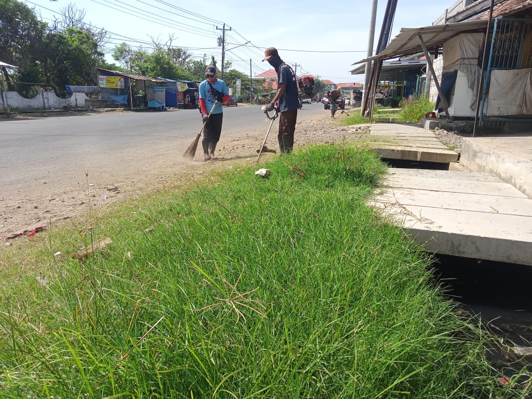 BABAT RUMPUT DI JALAN KUSUMA BANGSA 