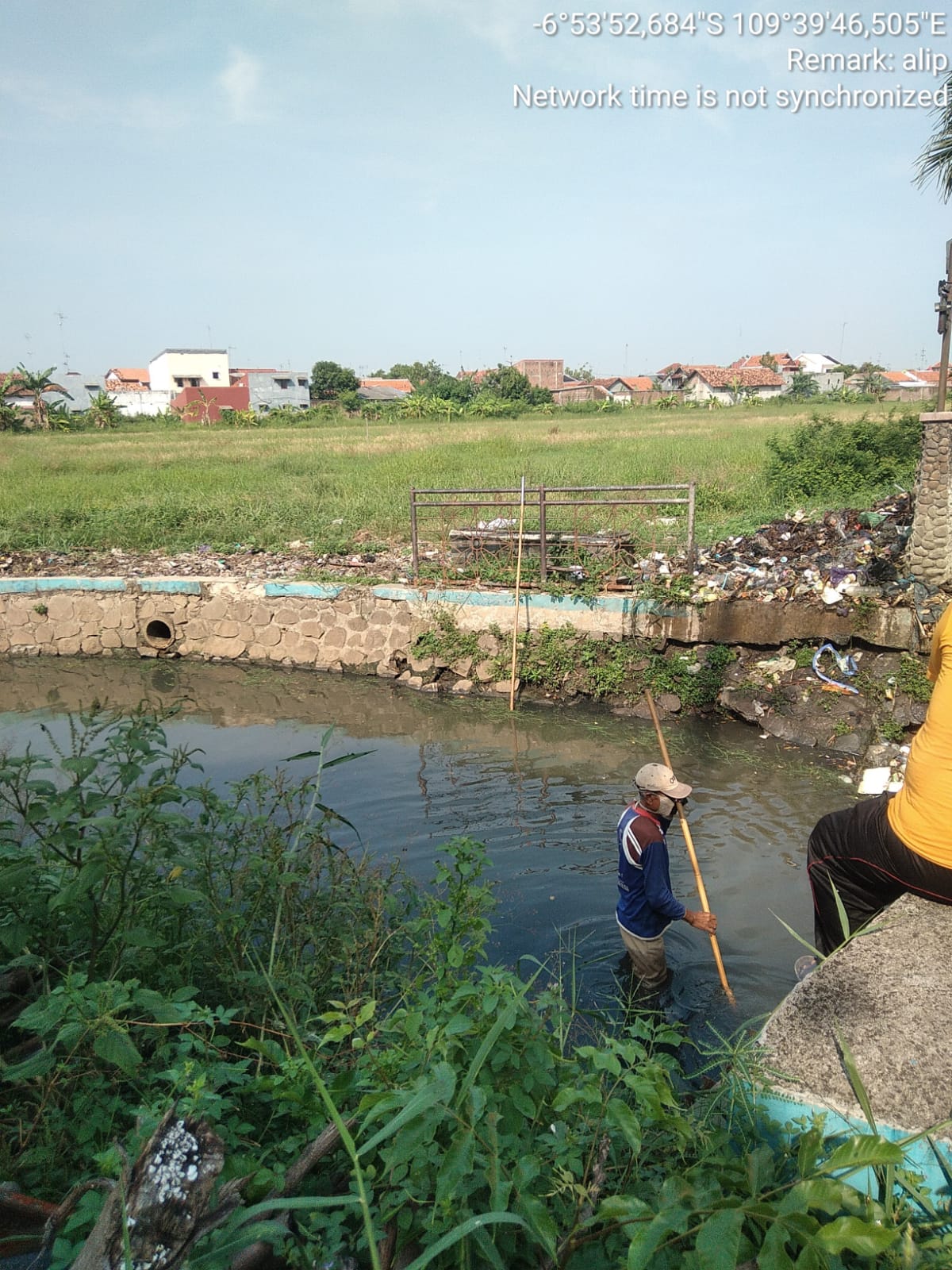 PEMBERSIHAN ECENG GONDOK DI KALI BINATUR