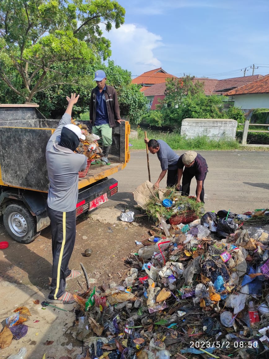 PEMBERSIHAN DAN PENGAMBILAN SAMPAH DI POMPA KUSBANG DAN SEPUUCUNG