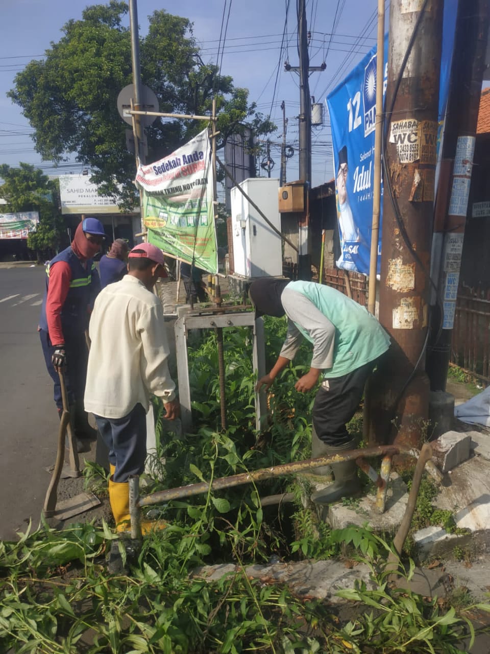 PEMBERSIHAN SALURAN PEMATUS JALAN DR. WAHIDIN