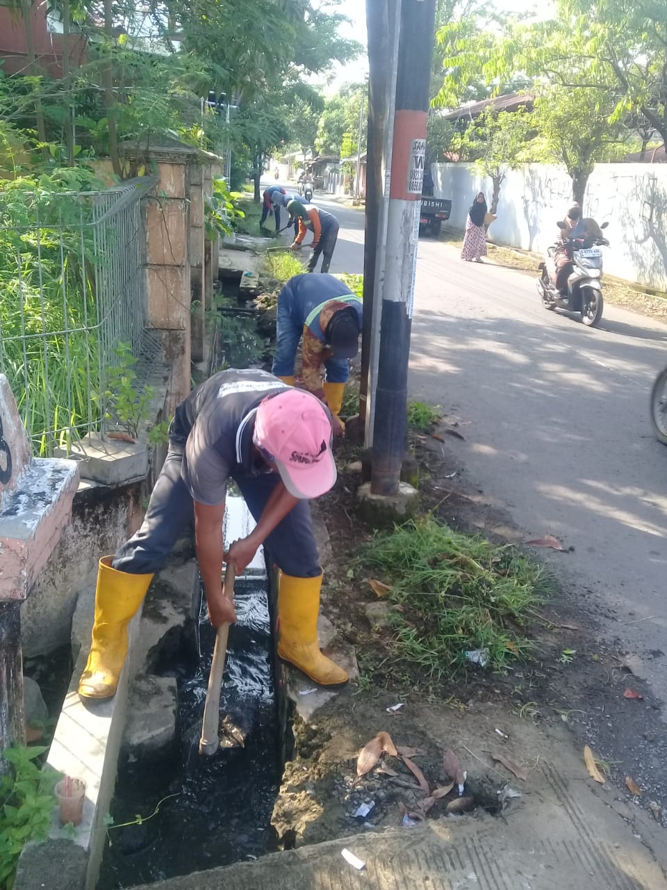PEMBERSIHAN SALURAN PEMATUS JALAN MANUNGGAL