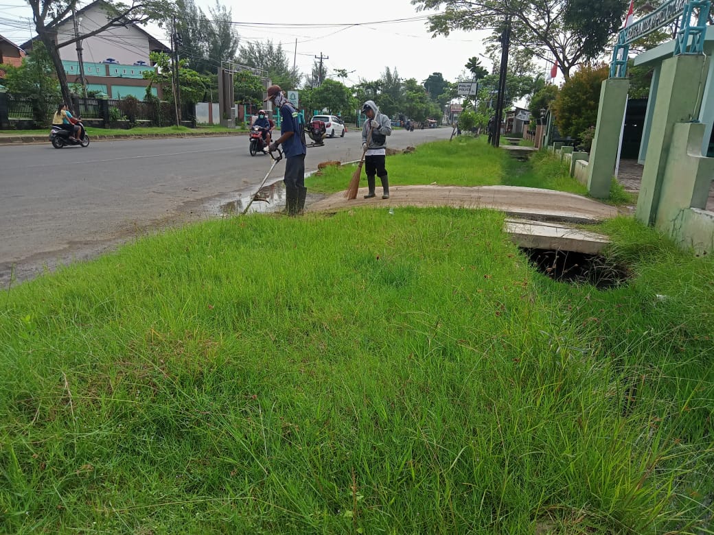 BABAT RUMPUT DI JALAN KUSUMA BANGSA 