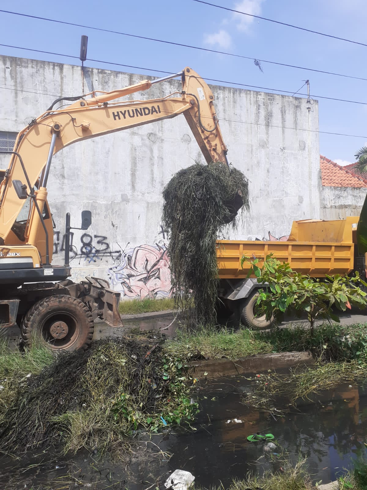 PEMBERSIHAN SALURAN KURIPAN DAN JL. AMD KRAMATSARI