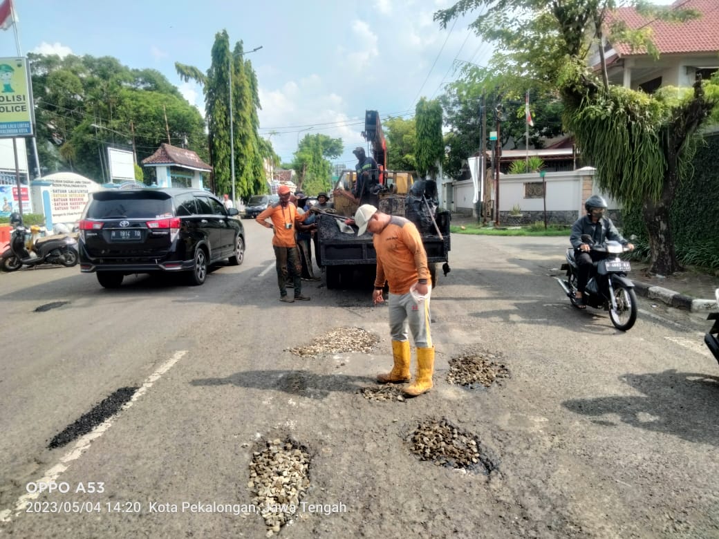 PERBAIKAN JALAN DIPONEGORO DAN MERPATI