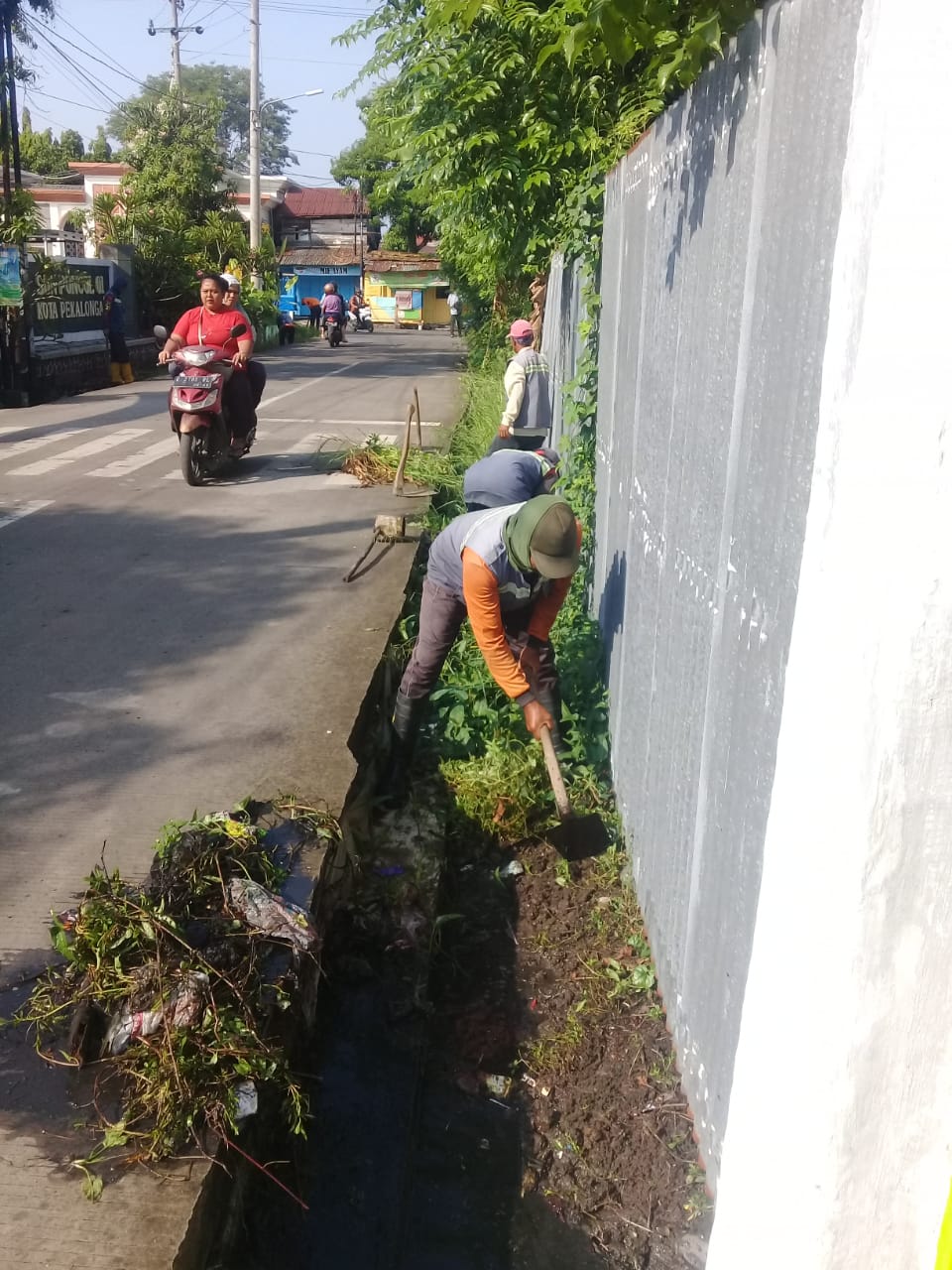 PEMBERSIHAN SALURAN PEMATUS JALAN TONDANO