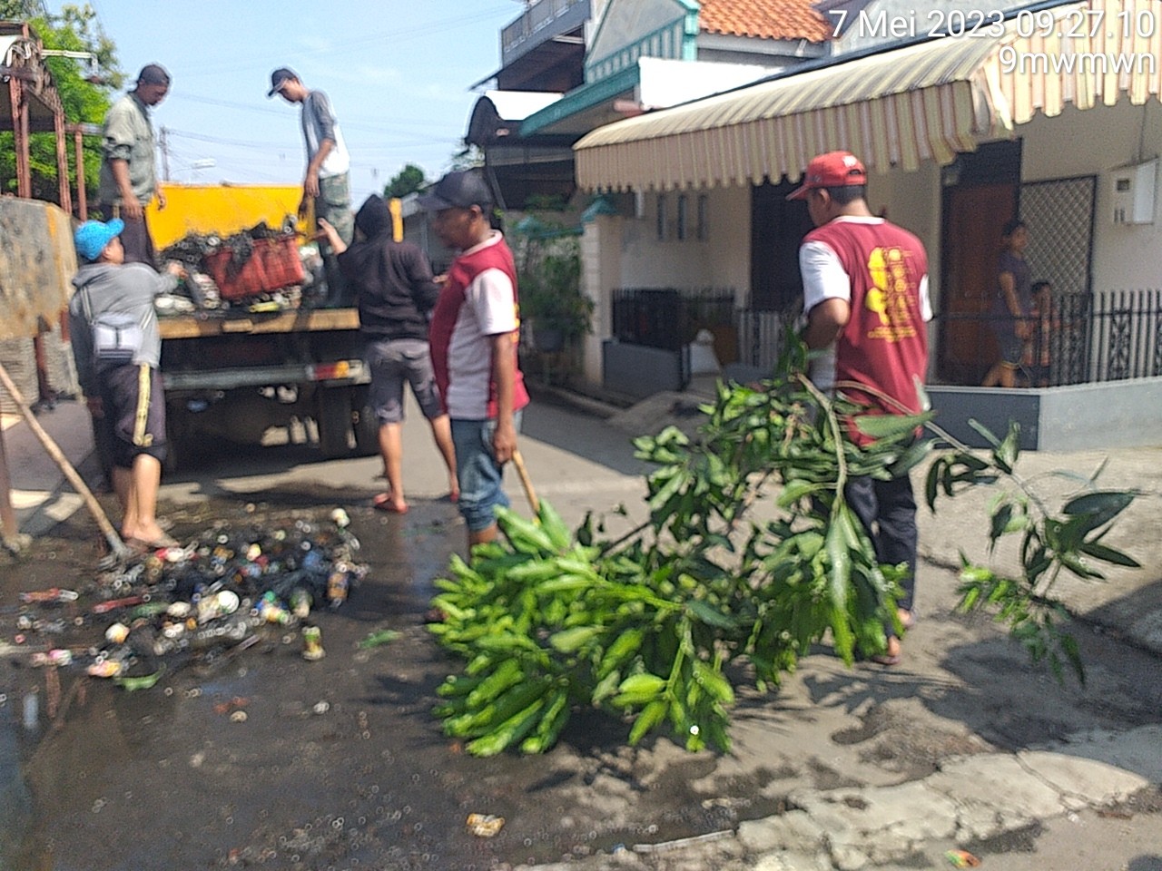 KERJA BAKTI MEMBERSIHKAN SAMPAH DI SALURAN KANDANG AYAM JL. INDRAGIRI