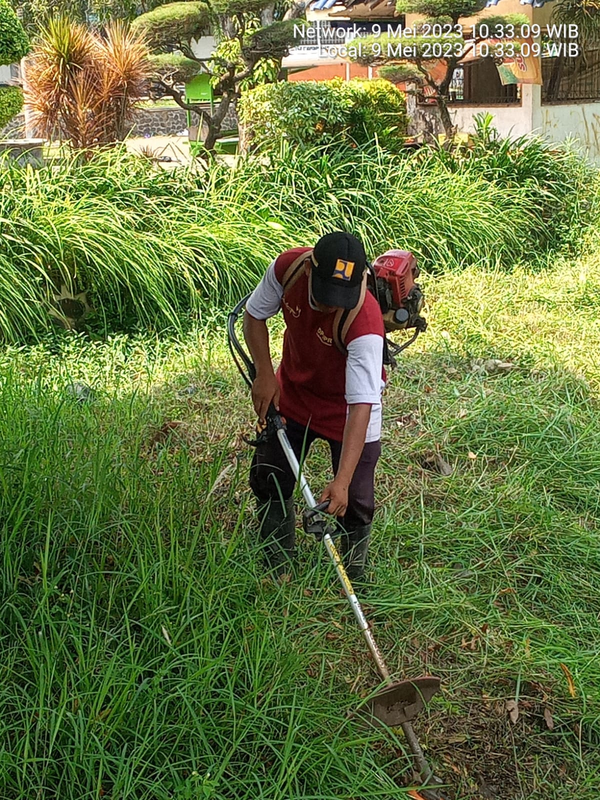 BABAT RUMPUT DAN PENGURASAN SALURAN ASEMBINATUR 3 DAN JL. AMD KRAMATSARI
