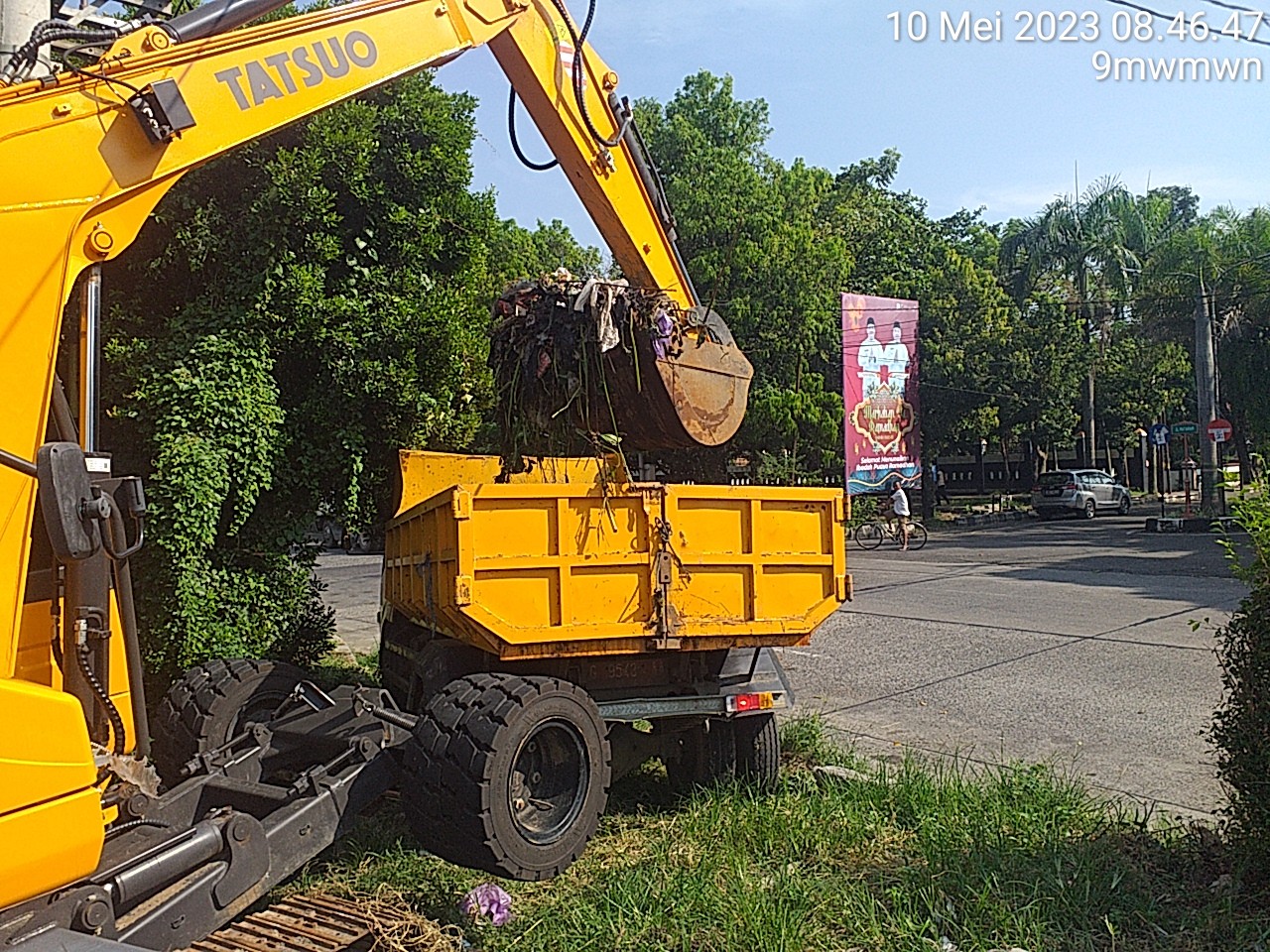 PEMBERSIHAN SALURAN ASEMBINATUR JL. WILIS DAN JL. SLAMET