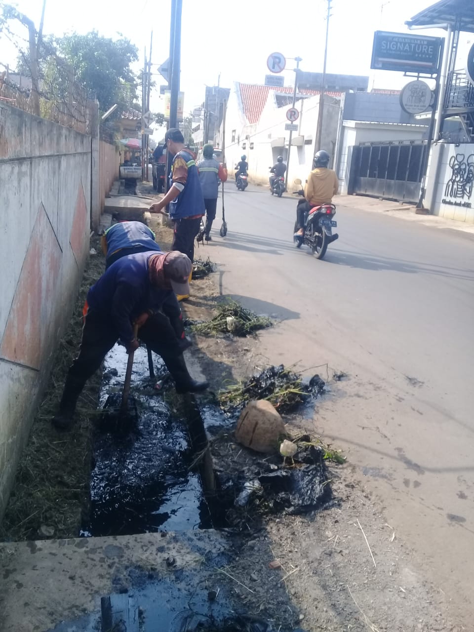 PEMBERSIHAN SALURAN PEMATUS JALAN SEMARANG