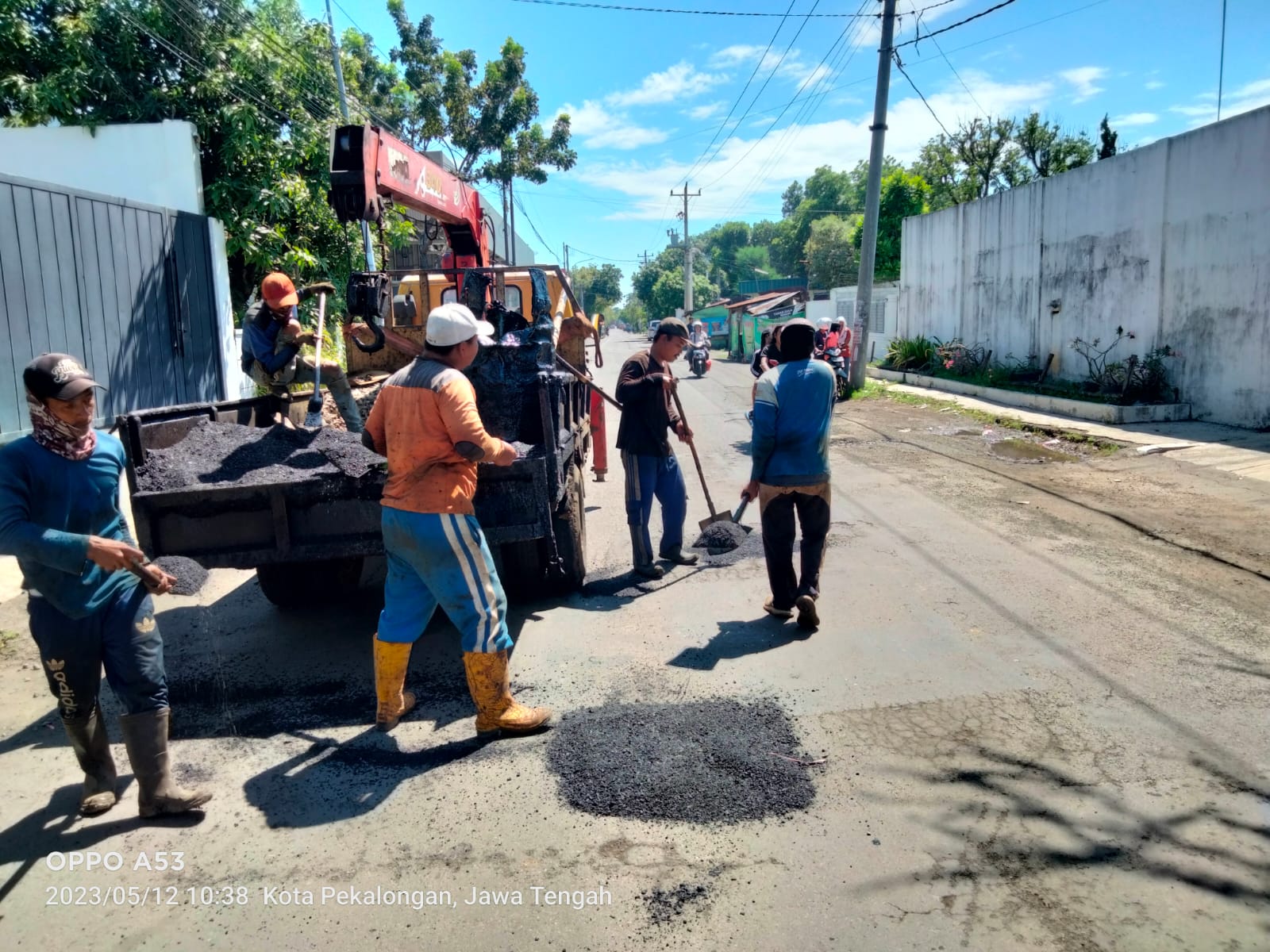 PERBAIKAN JALAN DI JALAN AHMAD YANI DAN JALAN KERTOSURO