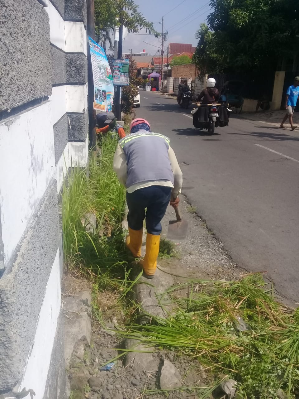 PEMBERSIHAN SALURAN PEMATUS JALAN JAWA